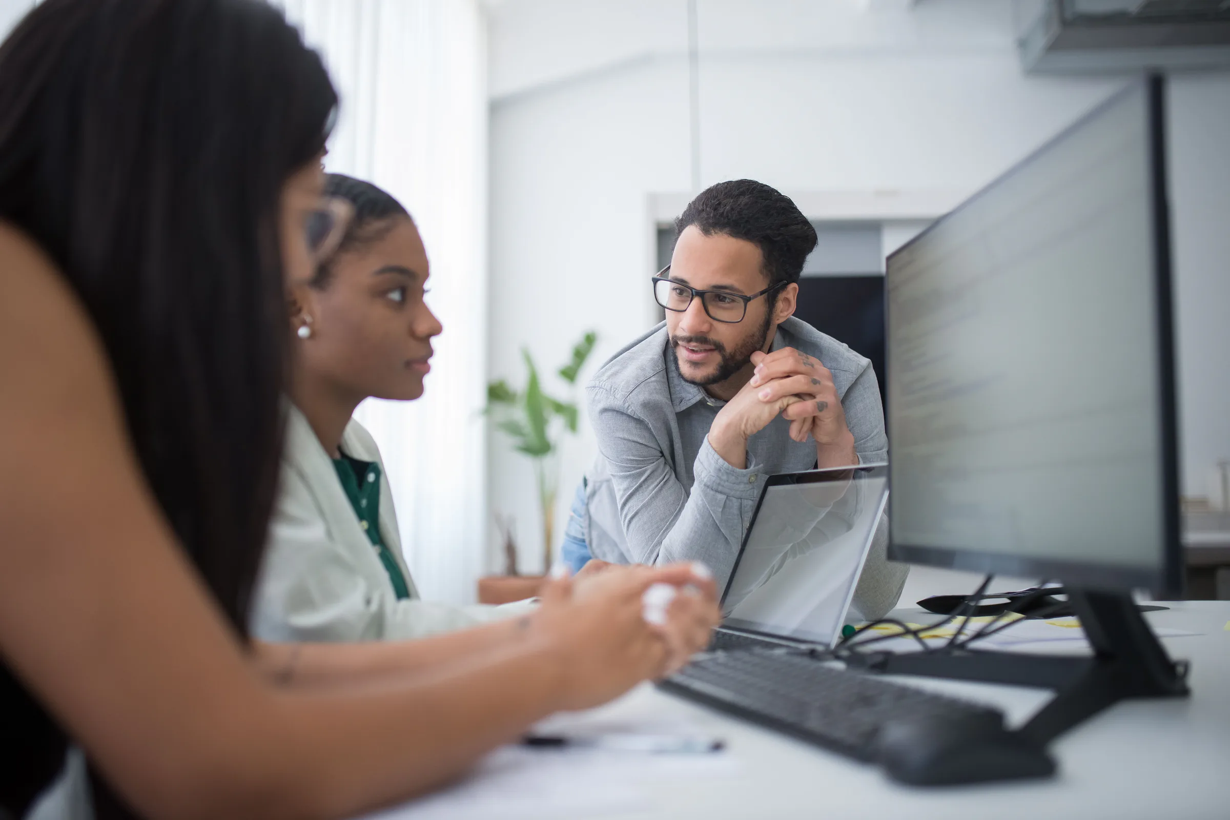 A business team using the same software workflow together